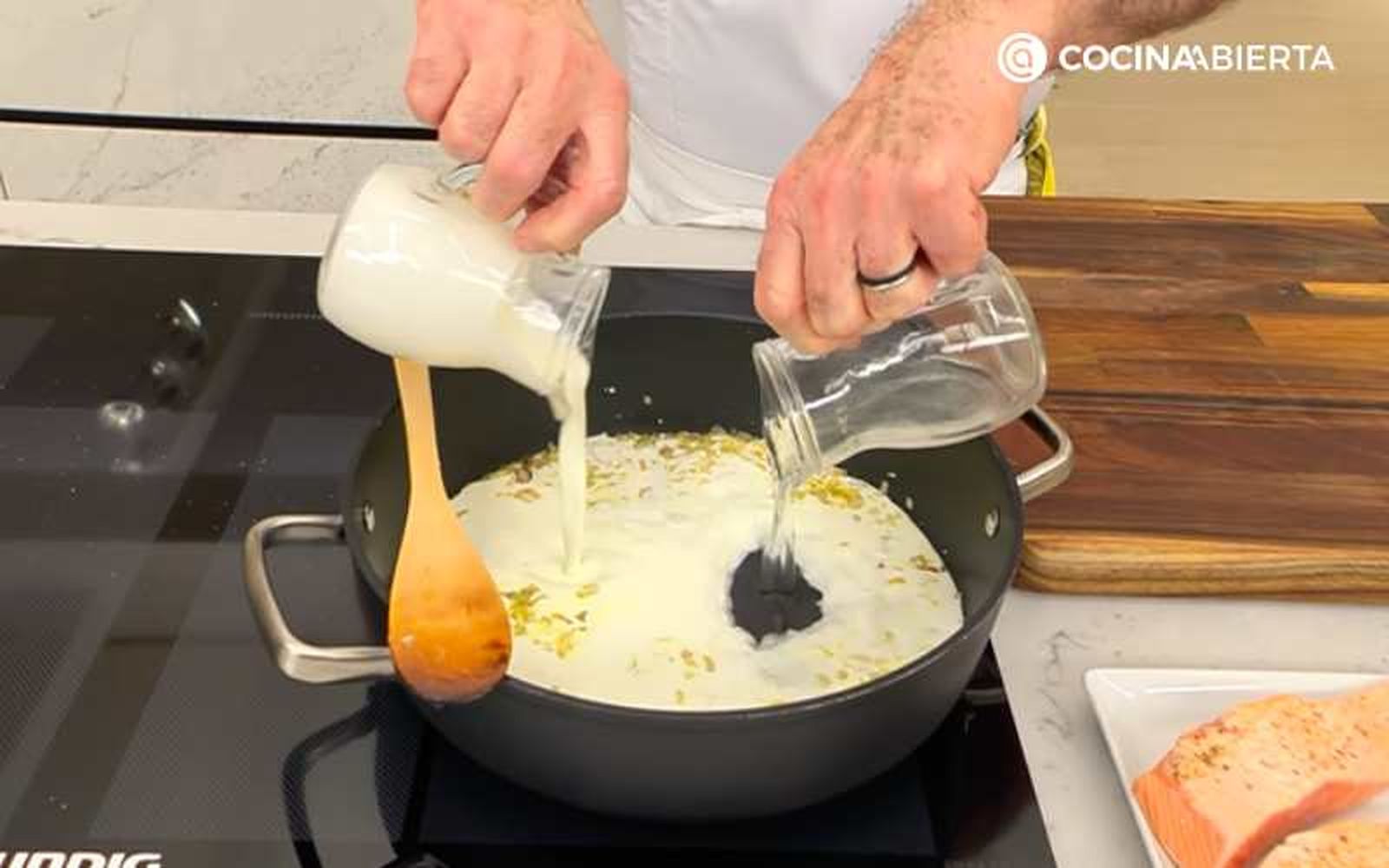 Añade la nata líquida y el caldo de pescado