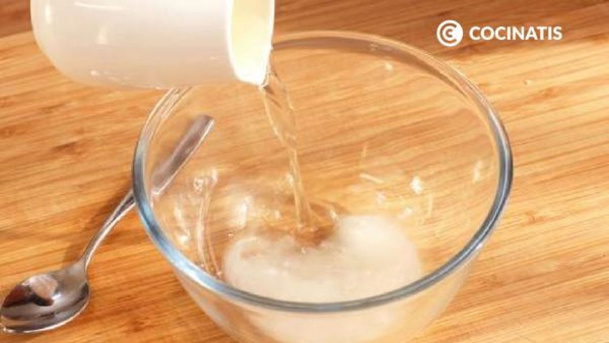 Añade la harina de maíz refinada y el vino blanco en un bol