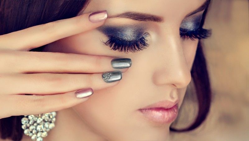 Tú decides la intensidad del maquillaje plateado