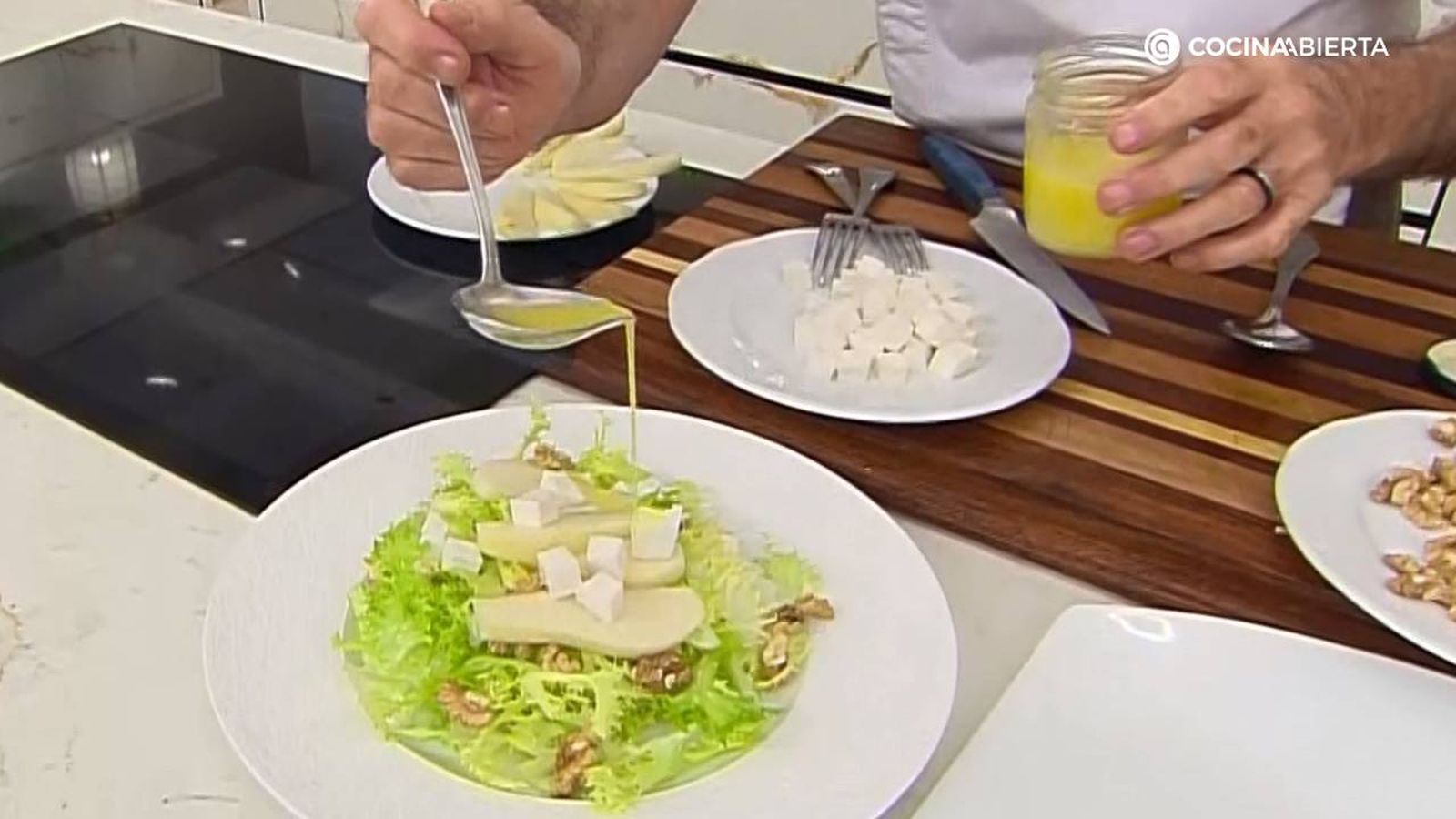 KARL7053 Ensalada de escarola pera y queso fresco paso alino 2