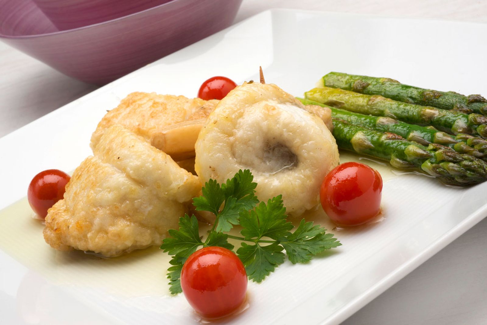 5274 Gallos en escabeche con espárragos verdes y tomates cherry (659) xl