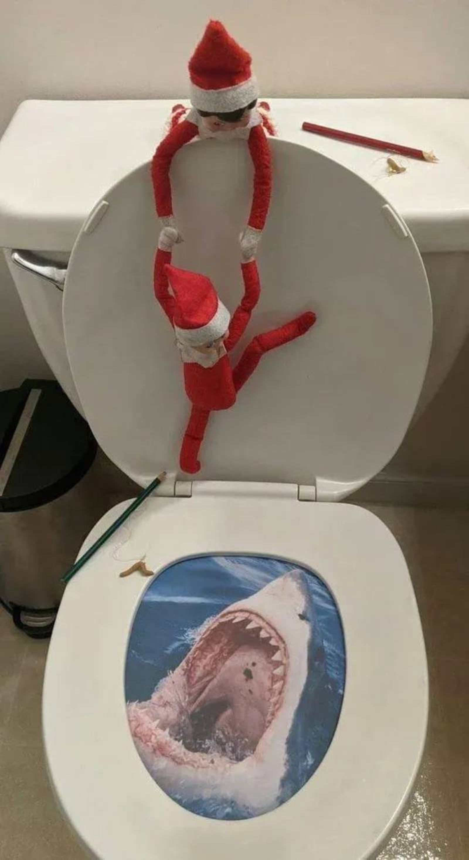 Trastada The Elf on the Shelf: Tiburón en el baño. / Pinterest: CoffeeEcstasy