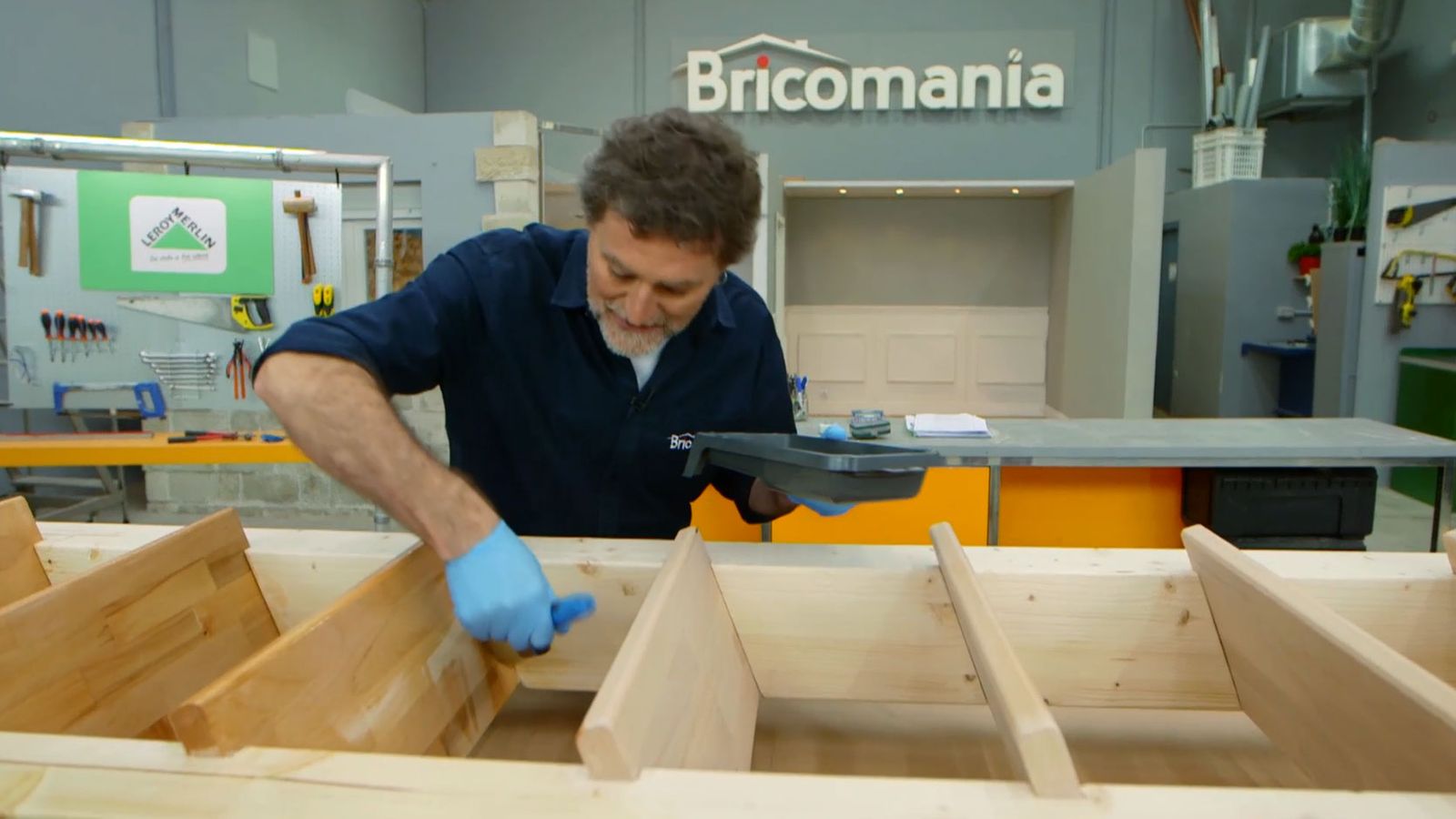 Cómo hacer una escalera de madera para el altillo paso 13