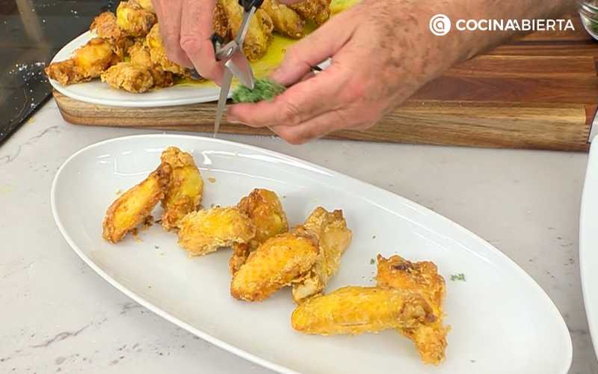 Corta un poco de tomillo y sobre las alitas de pollo