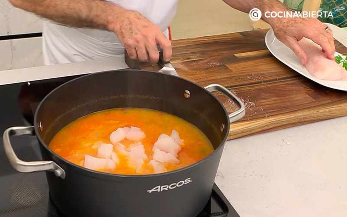 Corta el rape en trozos y agrégalos a la cazuela