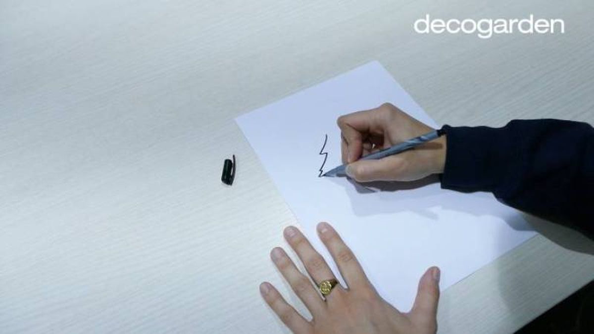 Paso 1 para dibujar un árbol de Navidad.