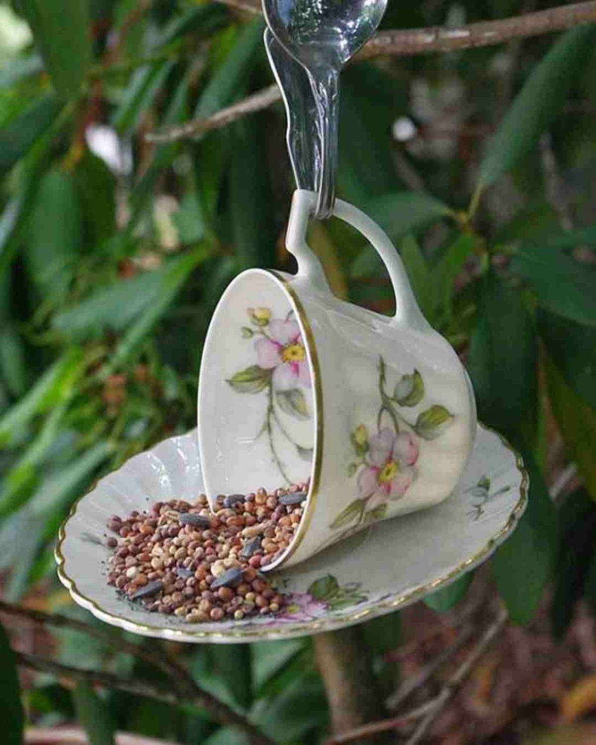 ideas para reutilizar tazas comederos pajaros