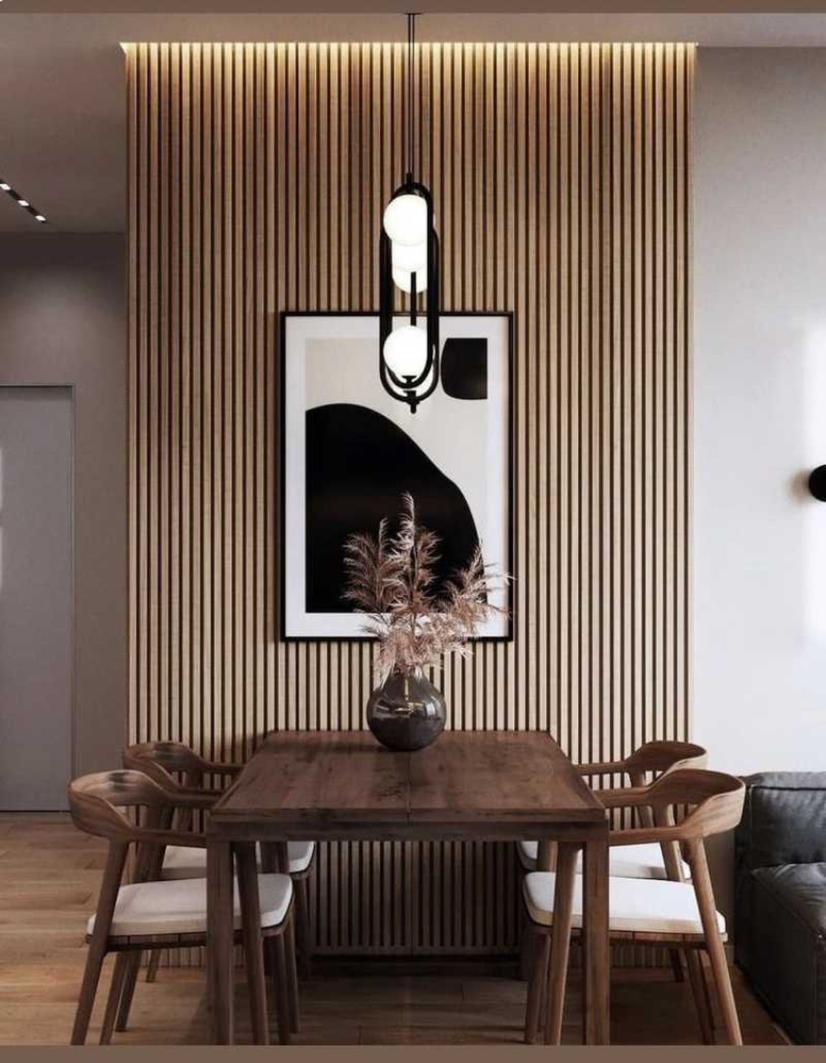 Comedor con pared de paneles de madera.