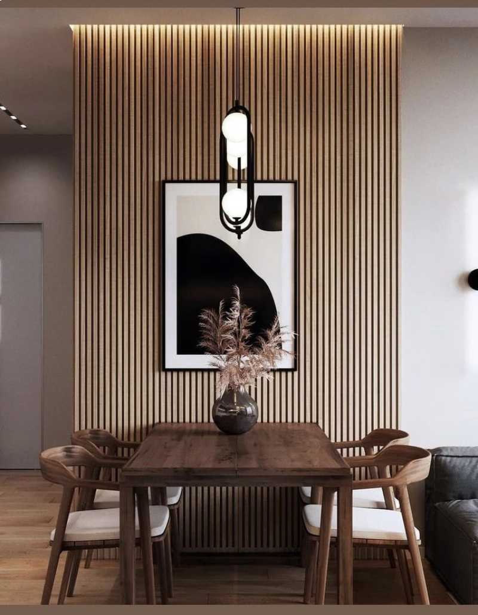 Comedor con pared de paneles de madera.