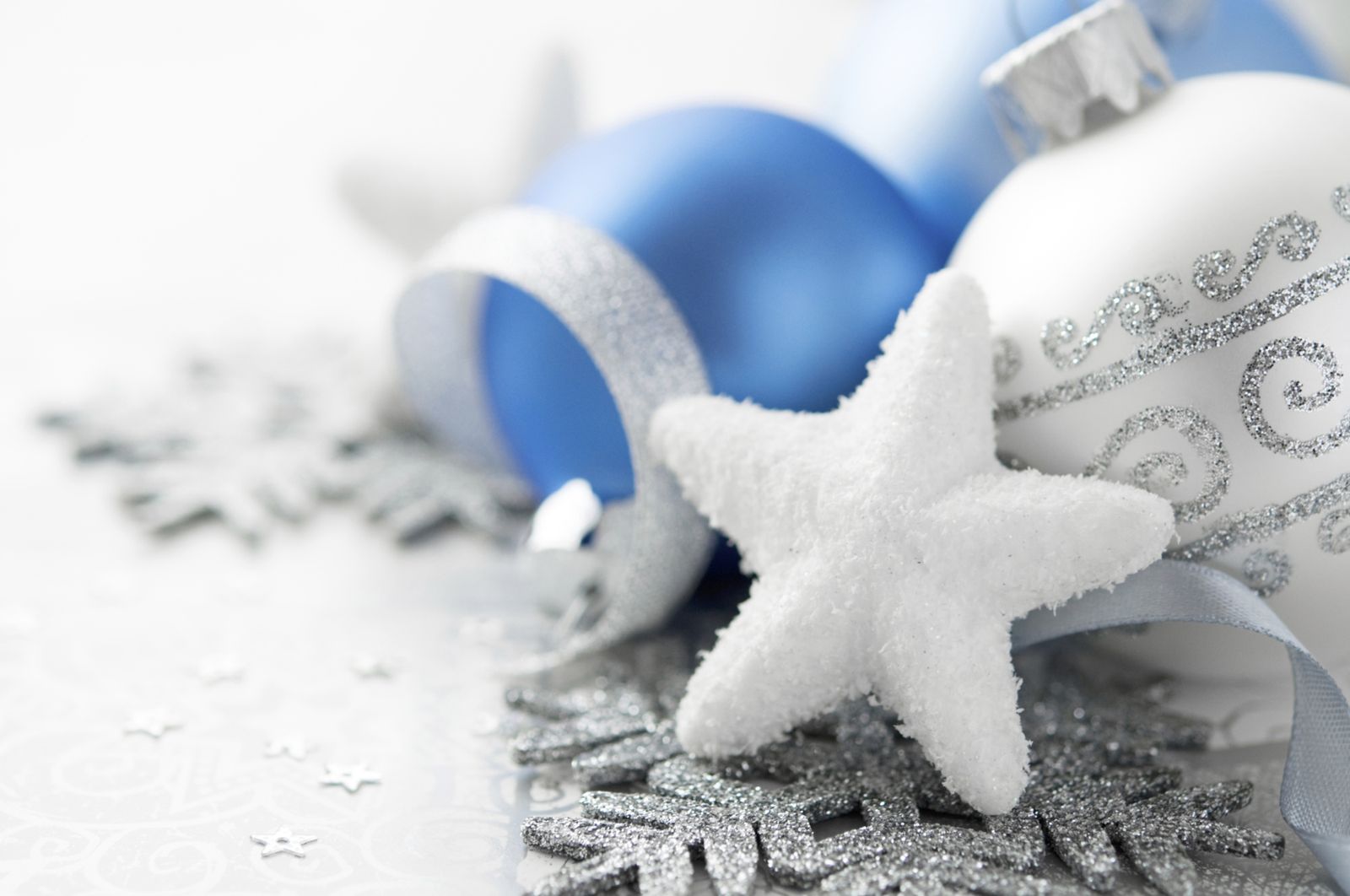 Decoración navideña en azul, blanco y plata