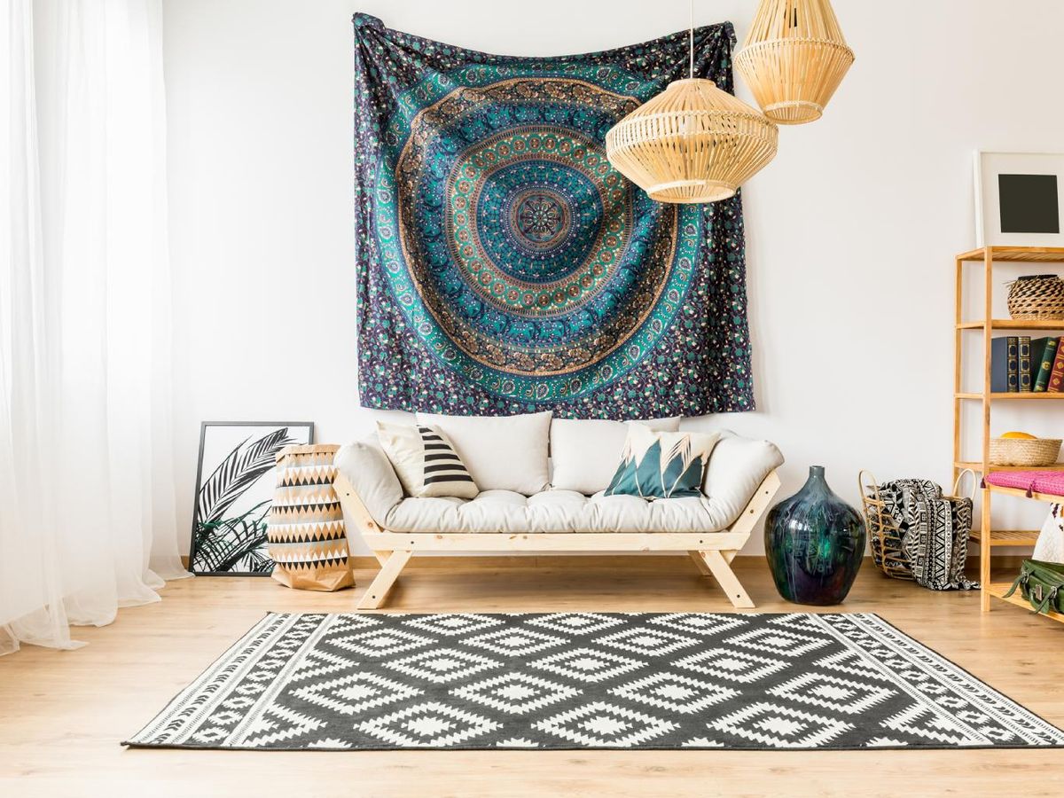 Salón con mandala en la pared.