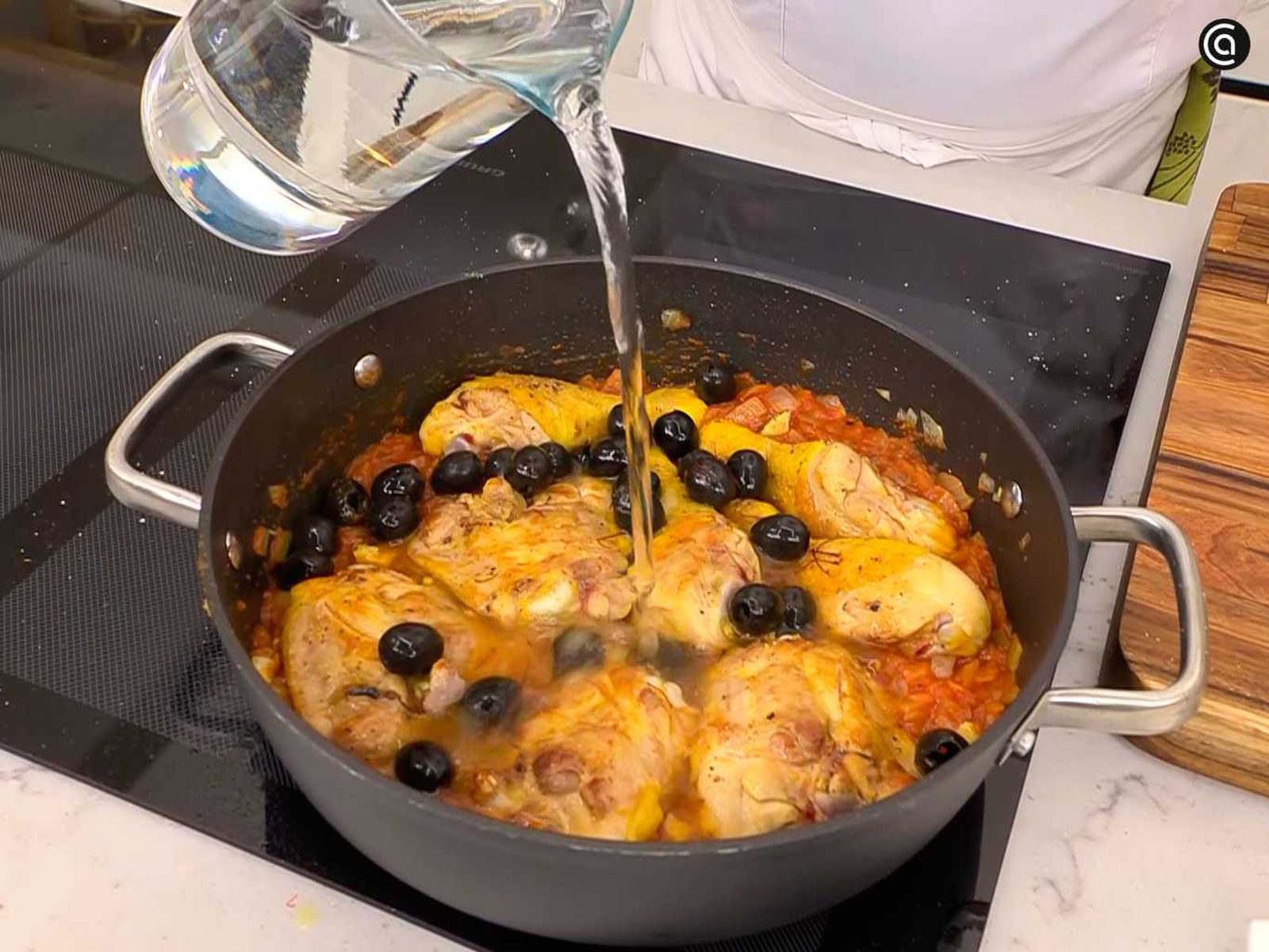 Incorpora el pollo, las aceitunas y cubre con agua