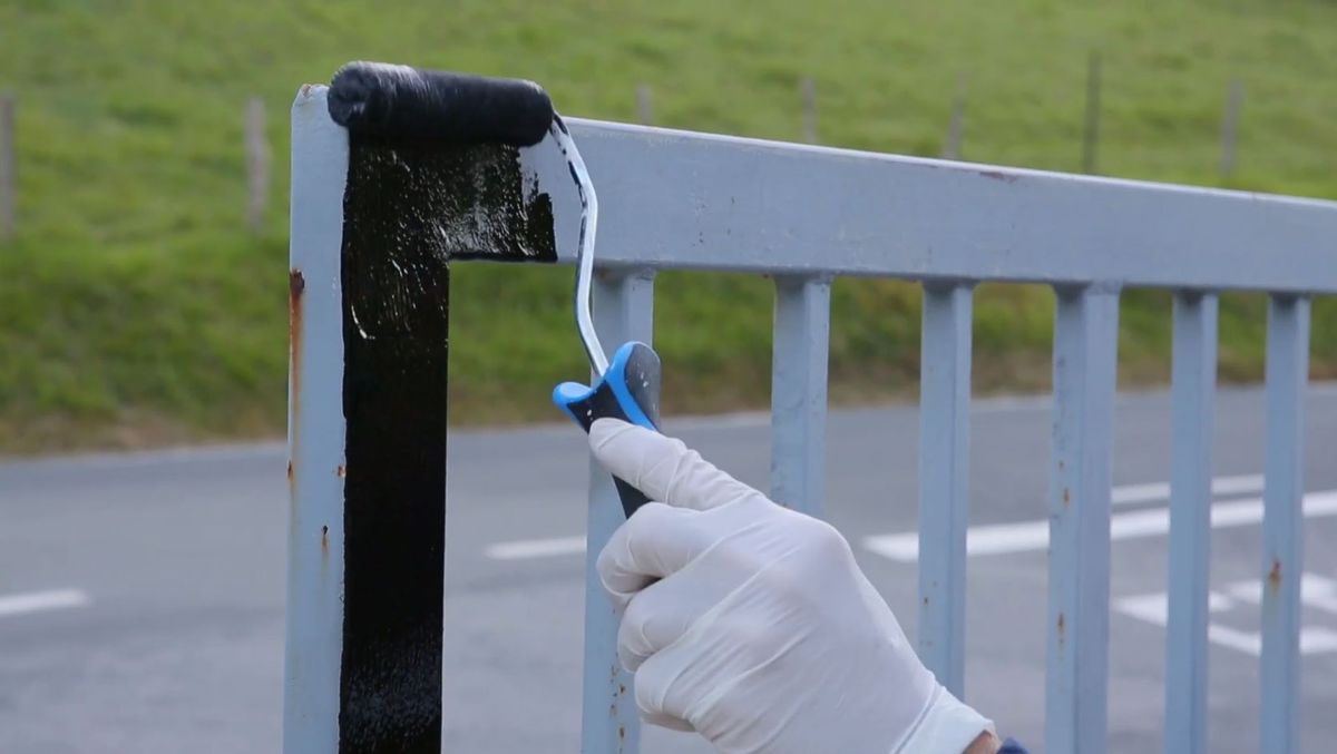 Cómo pintar una verja oxidada paso 3