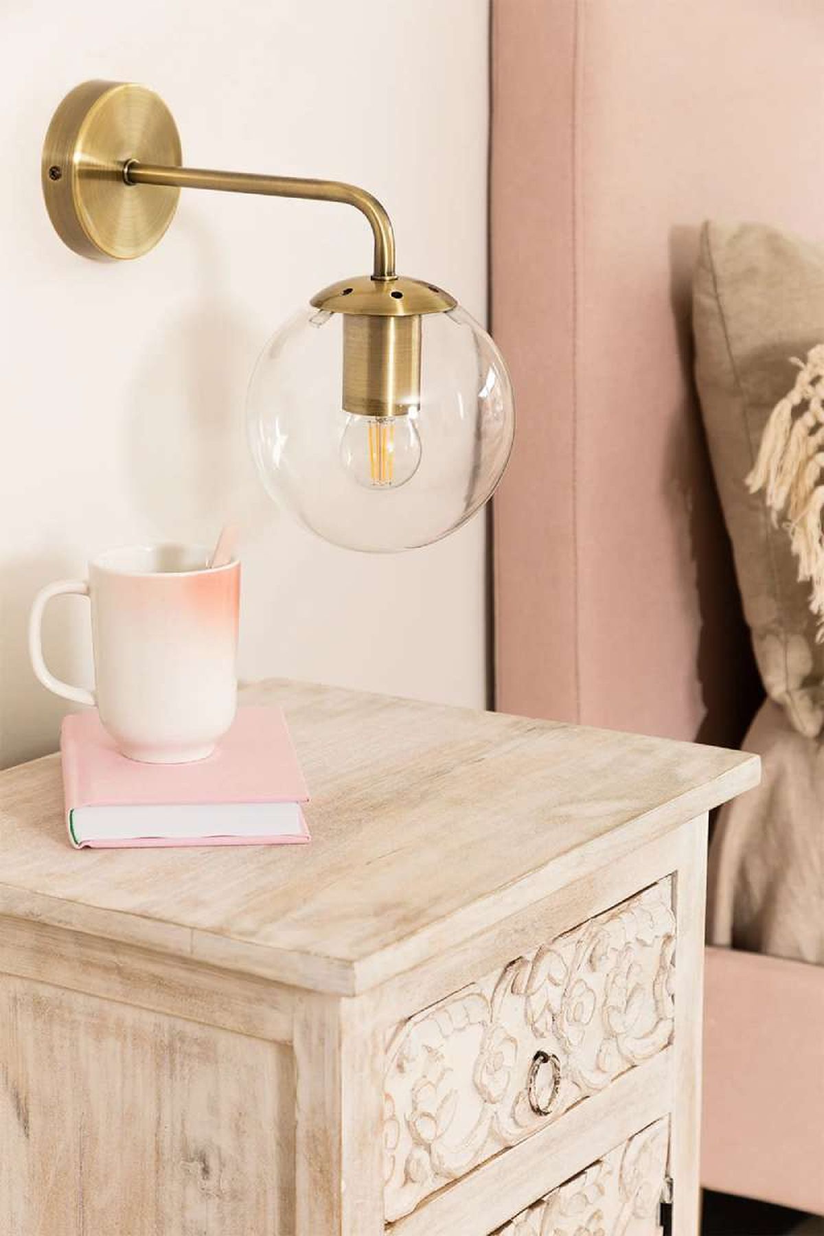 Lámpara tipo aplique con forma de esfera Boyi.