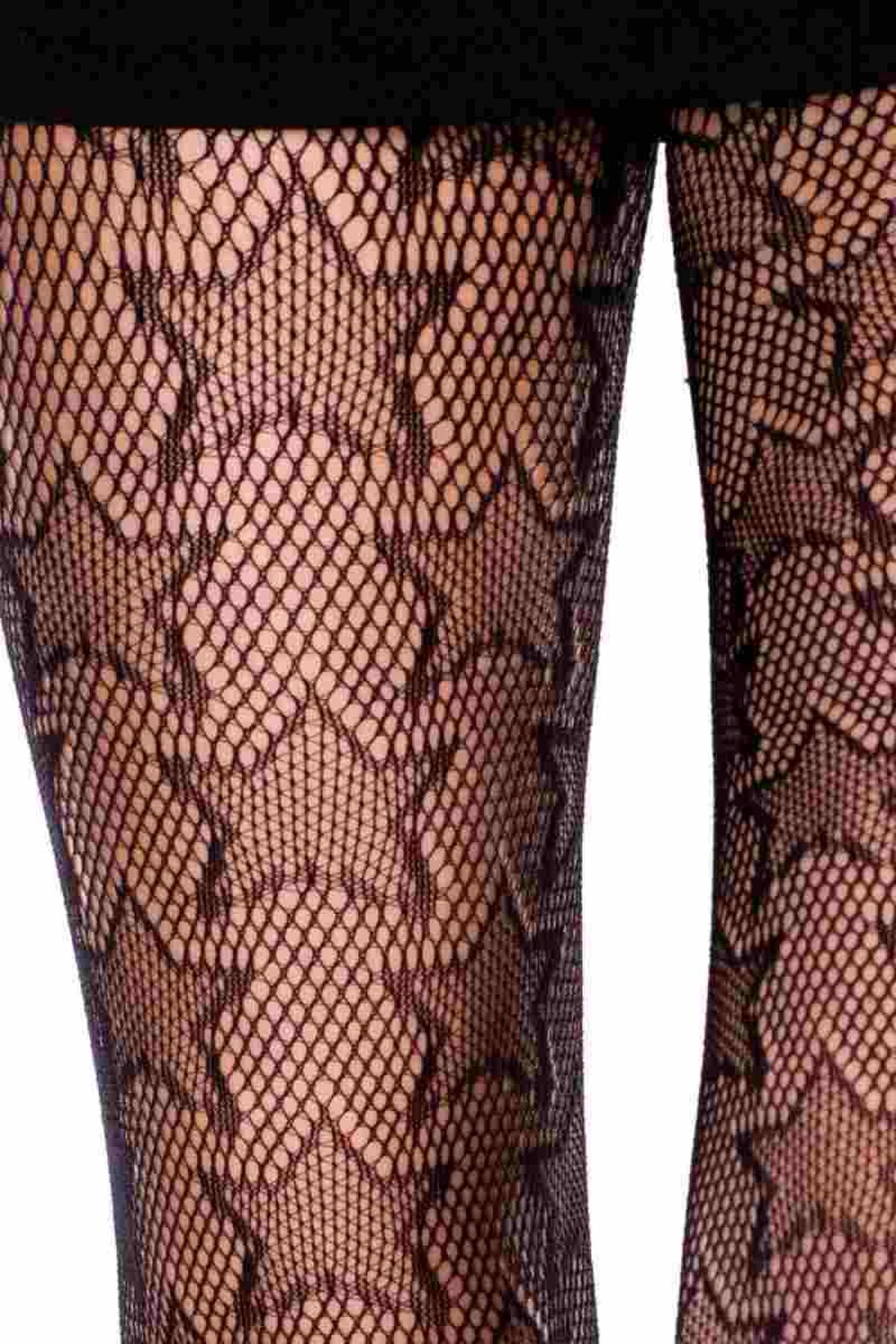 Actualmente podemos encontrar medias de rejilla con dibujos y cristales