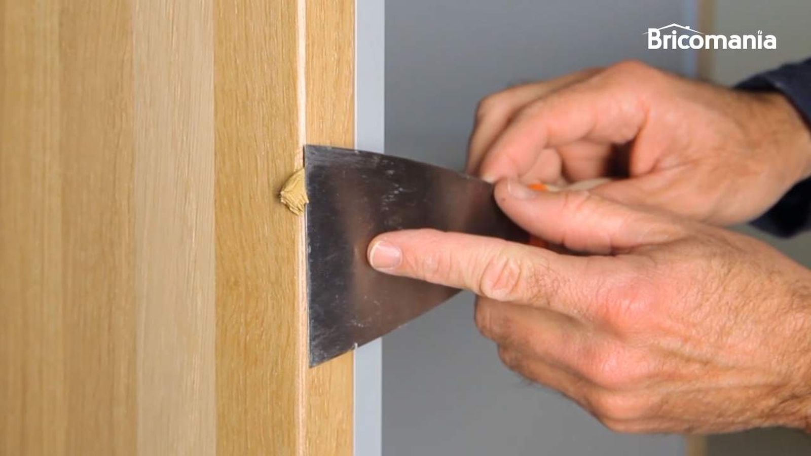 Aplicando masilla en un desperfecto en la madera