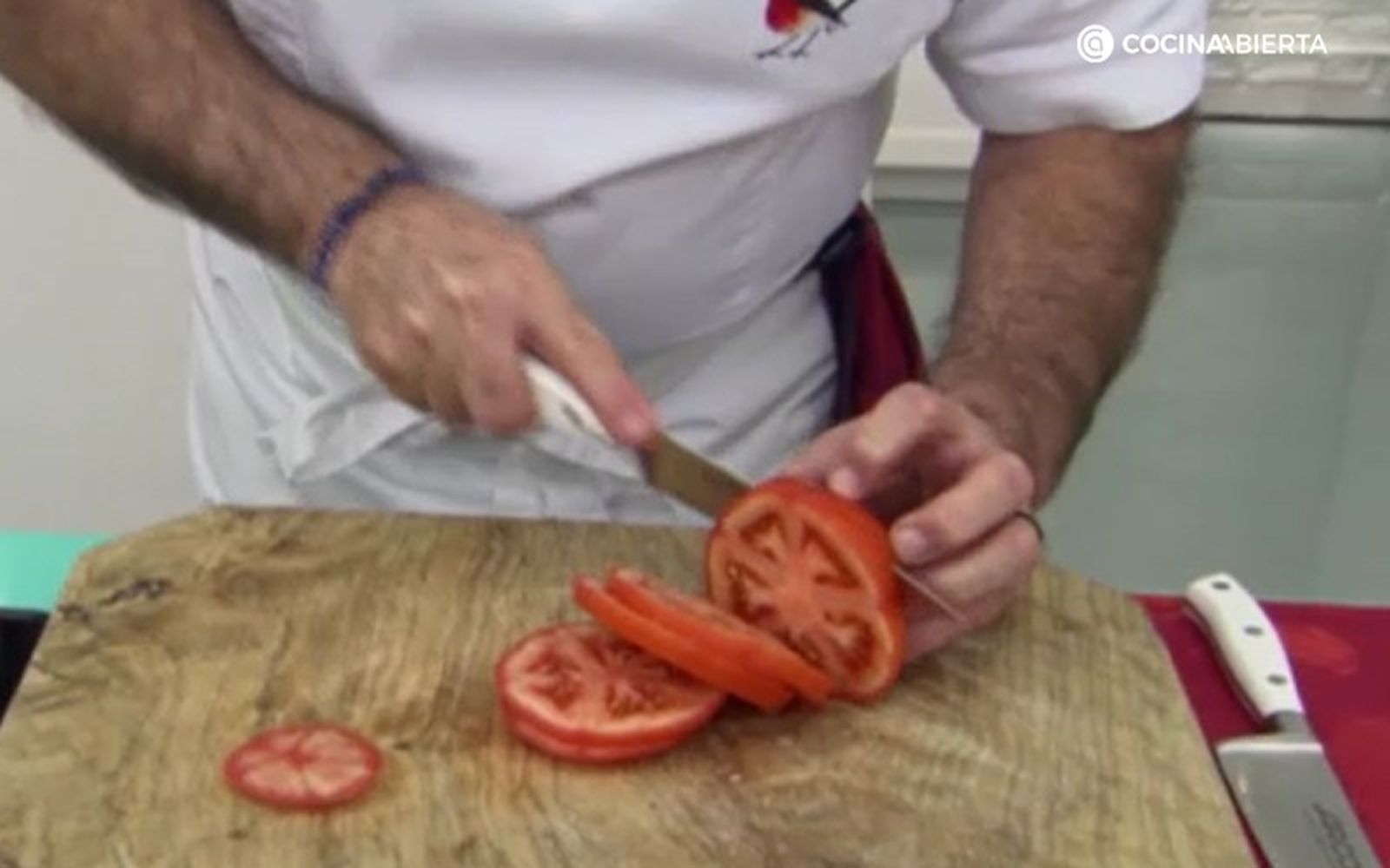 Karlos Arguiñano corta en rodajas los tomates