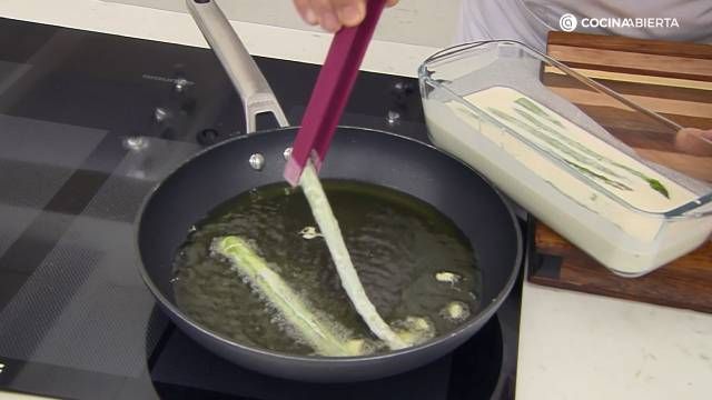 KARL7120 Esparragos verdes tempura salsa brava paso 3