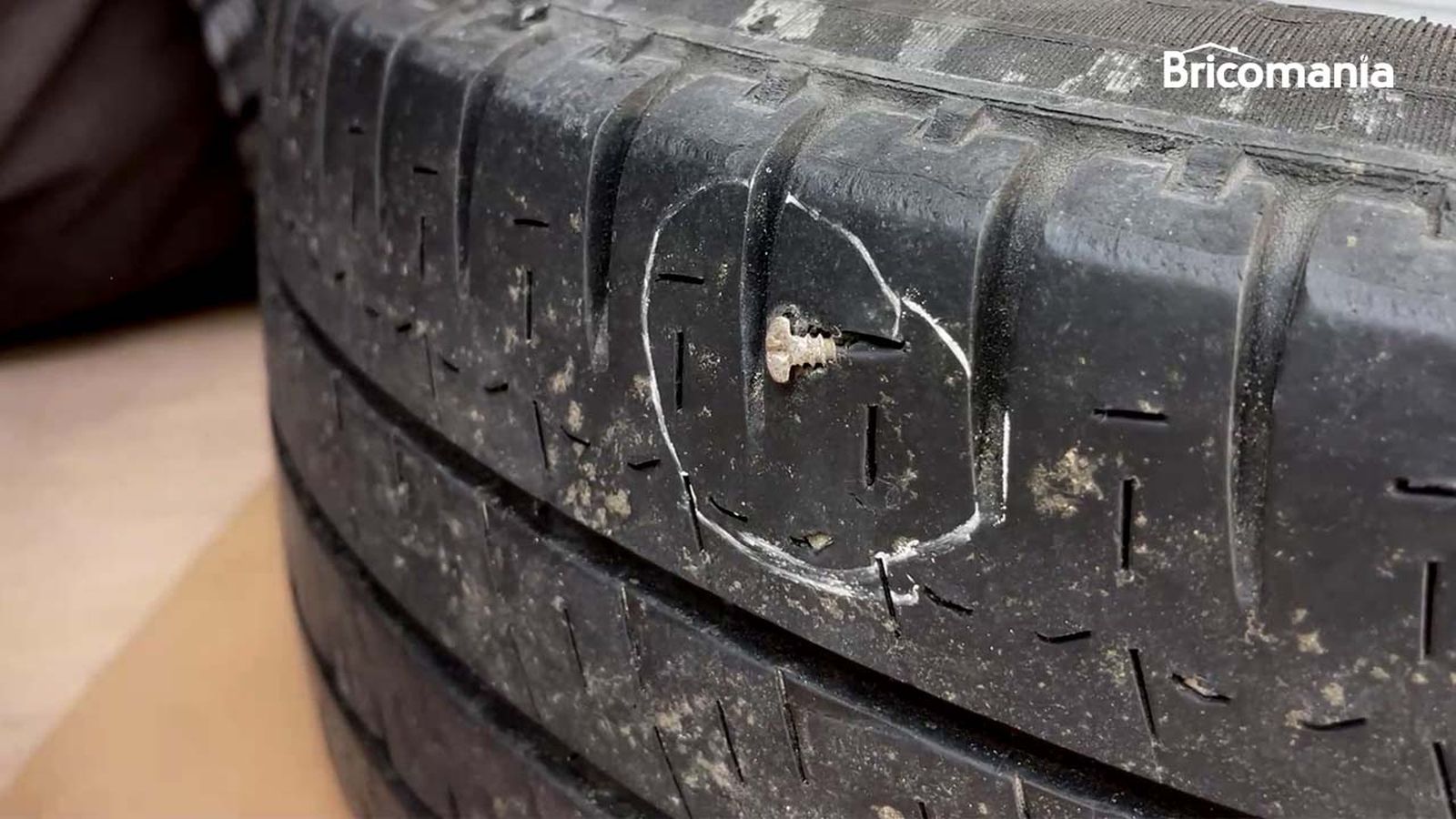 como arreglar pinchazo rueda coche