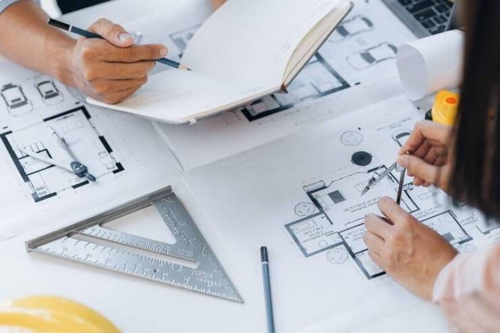 Trabajando sobre plano para reforma en casa.