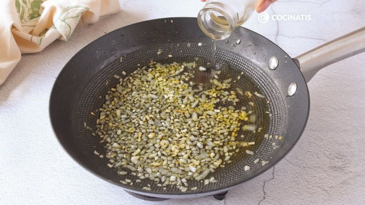 Agregamos el vino blanco a la cebolla en la sartén