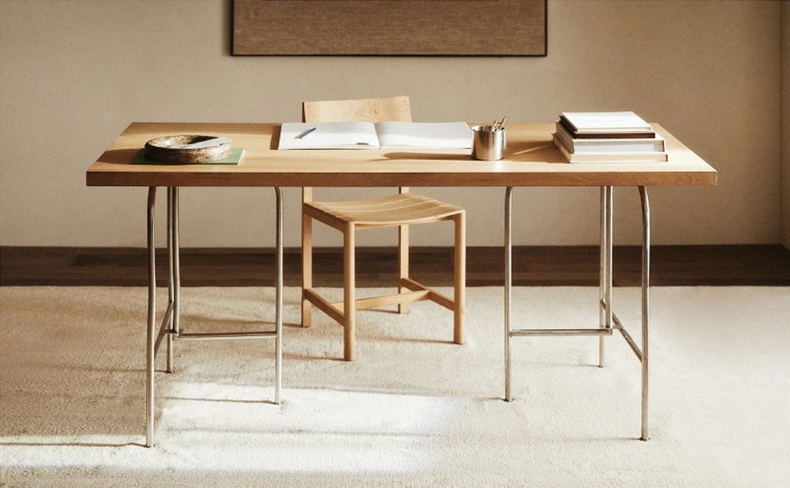 Escritorio de madera de la colección de otoño de Zara Home.