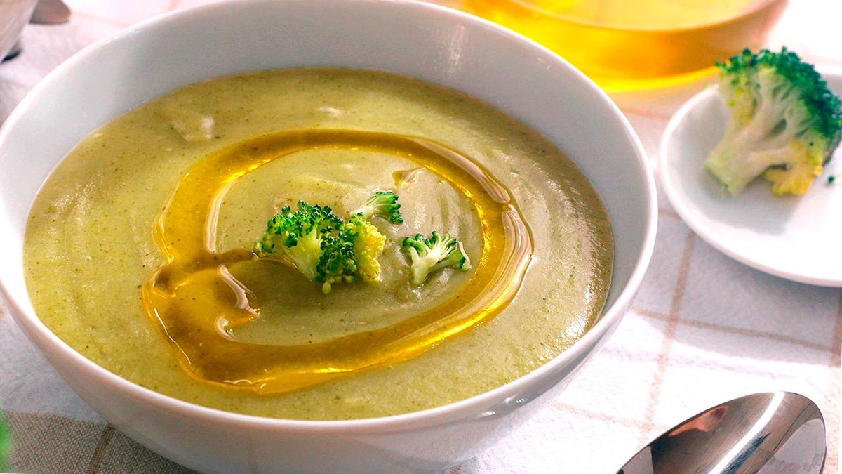 Disfruta de esta suave crema de brócoli, un plato reconfortante y nutritivo ideal para cualquier ocasión