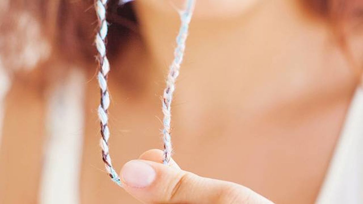 Quinto paso hacer las trenzas de hilo en el pelo