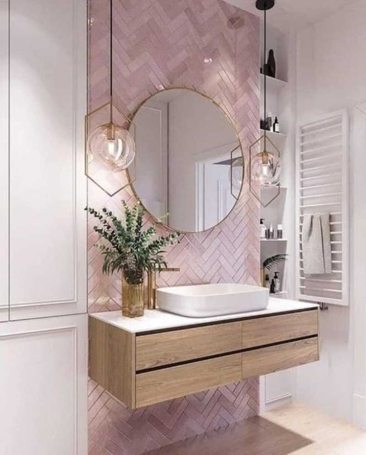 Baño con azulejos rosas y mueble de madera.