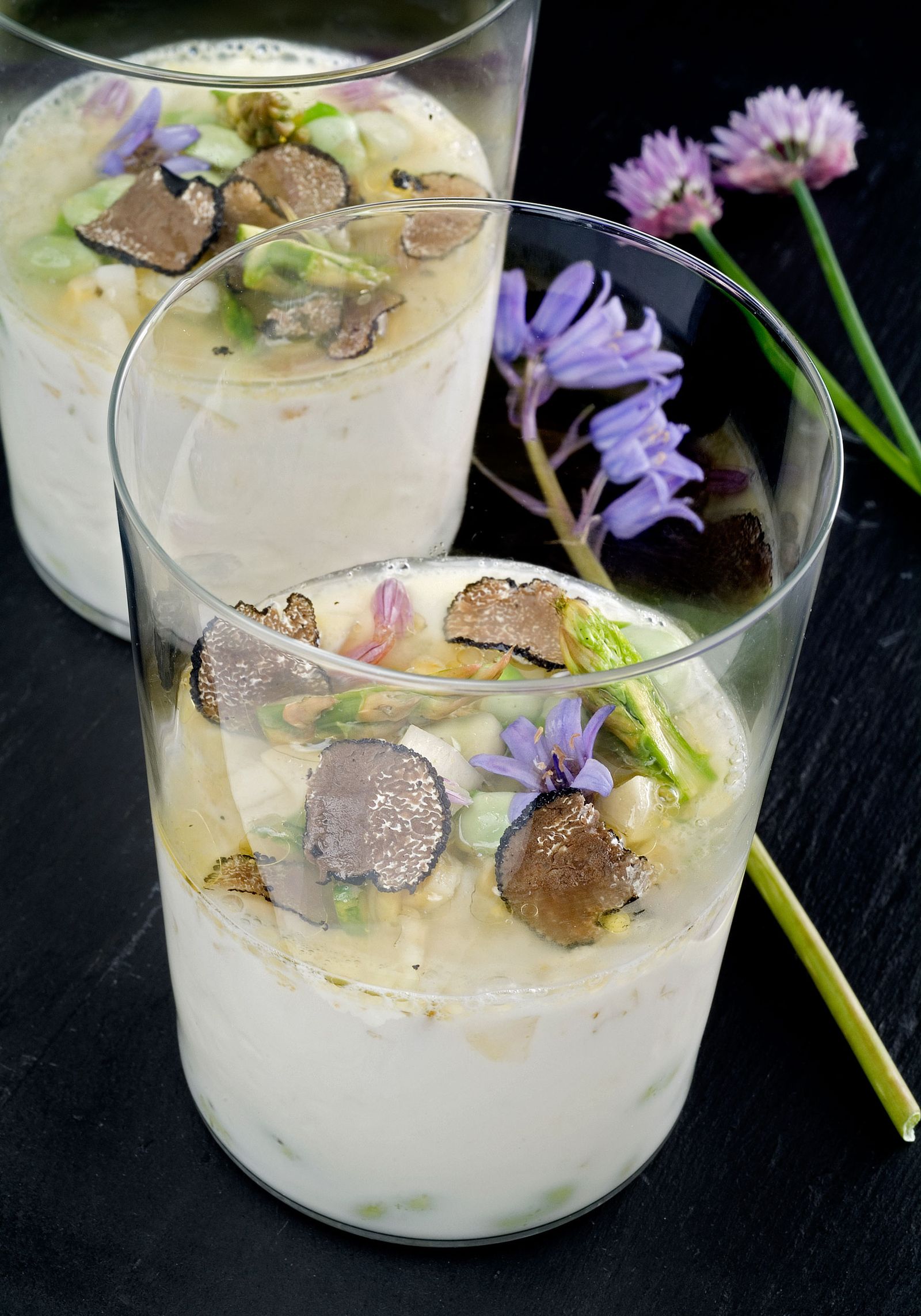 Cuajada de espárragos con habas y trufa