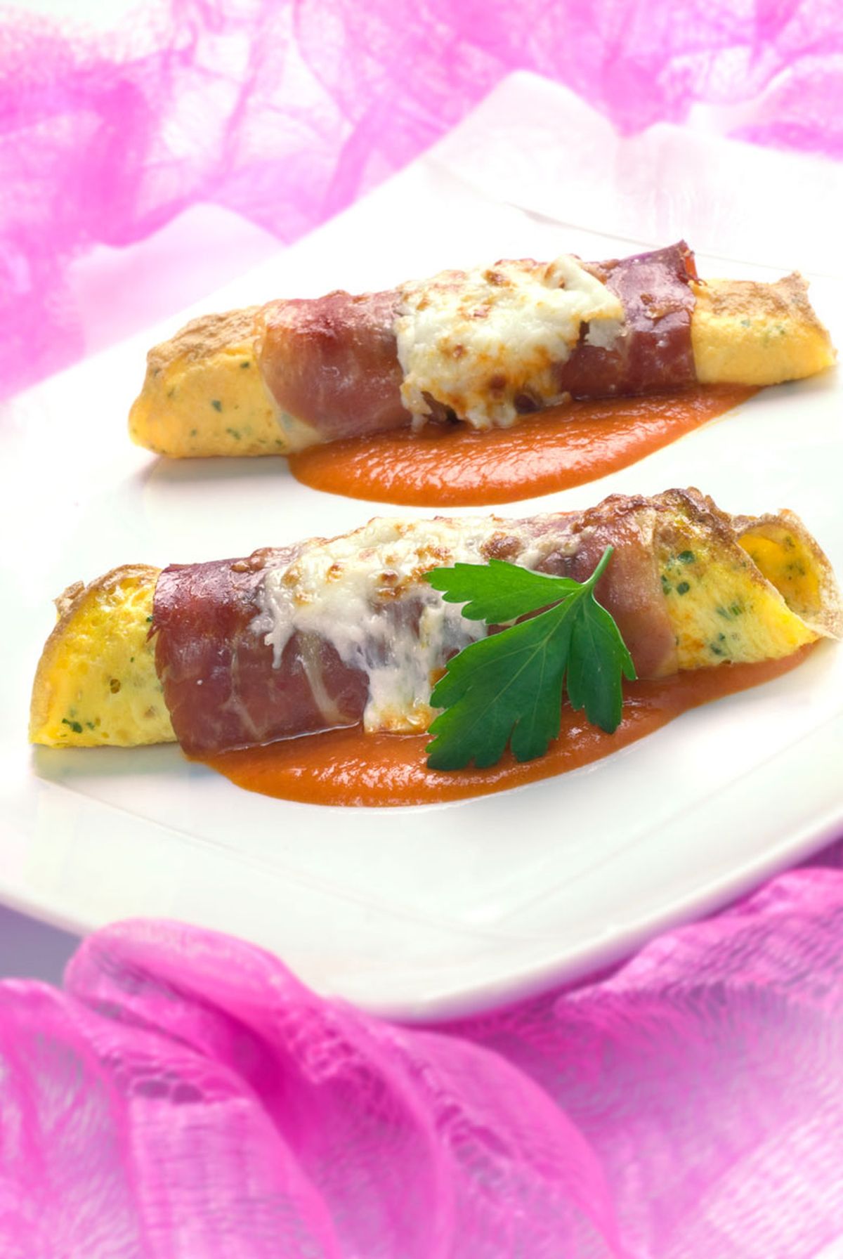 Rollitos de tortilla con queso y jamón