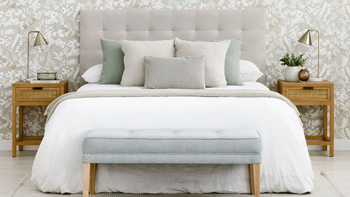 Dormitorio con papel pintado floral en la pared