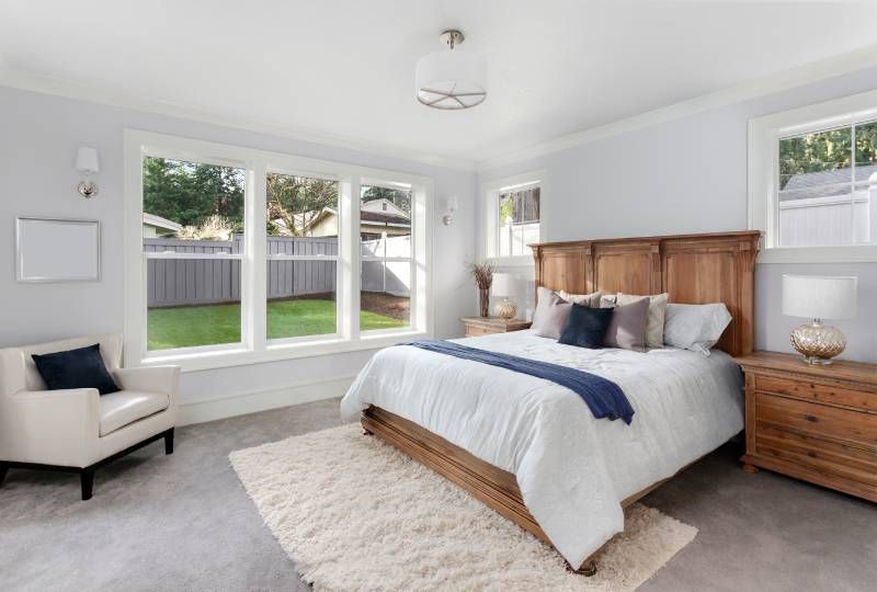 Dormitorio elegante con cabecero de cama de madera.