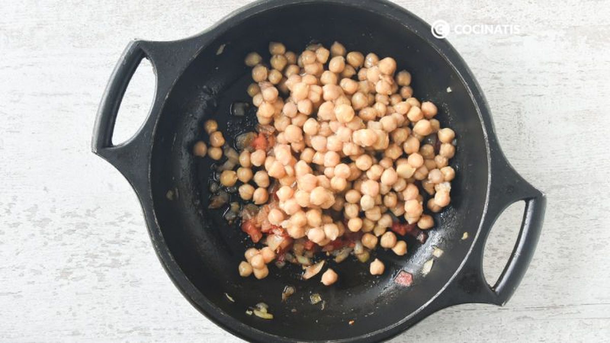 Agregamos los garbanzos cocidos al sofrito