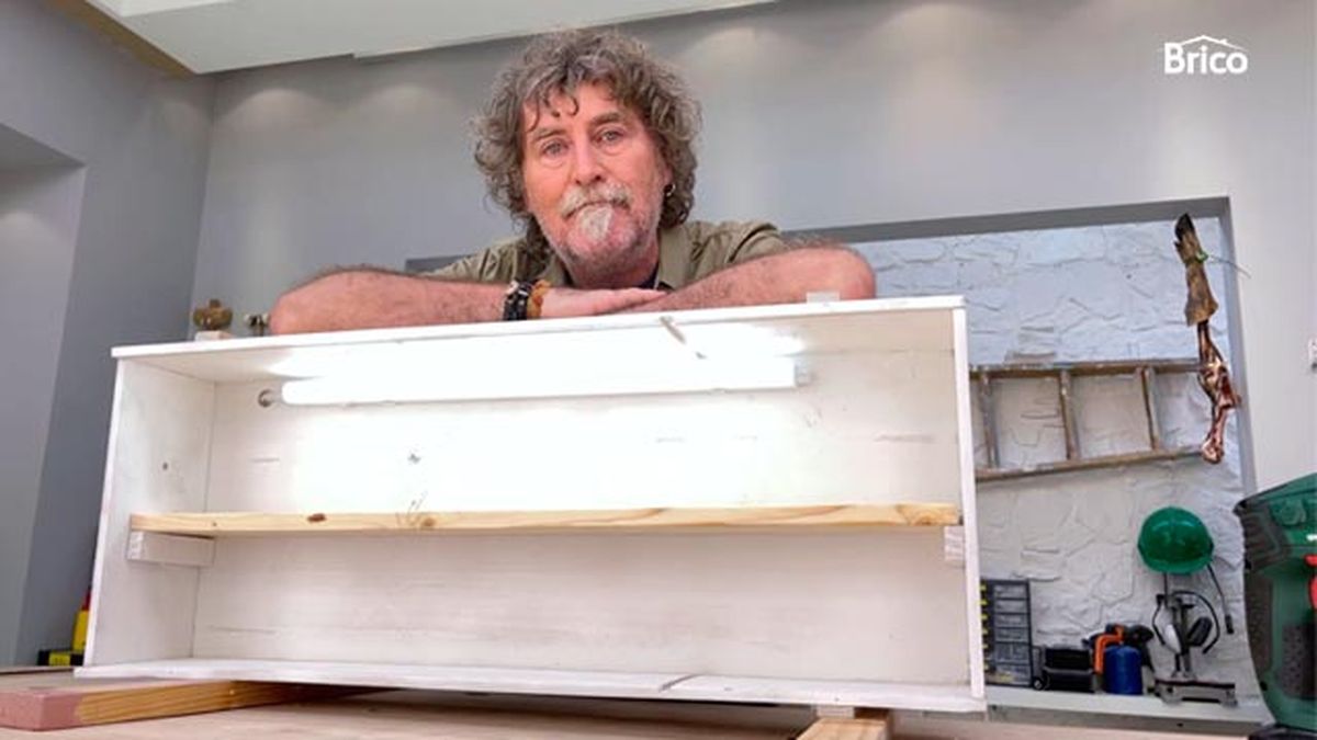 Cómo hacer una estantería con una caja de madera paso 17