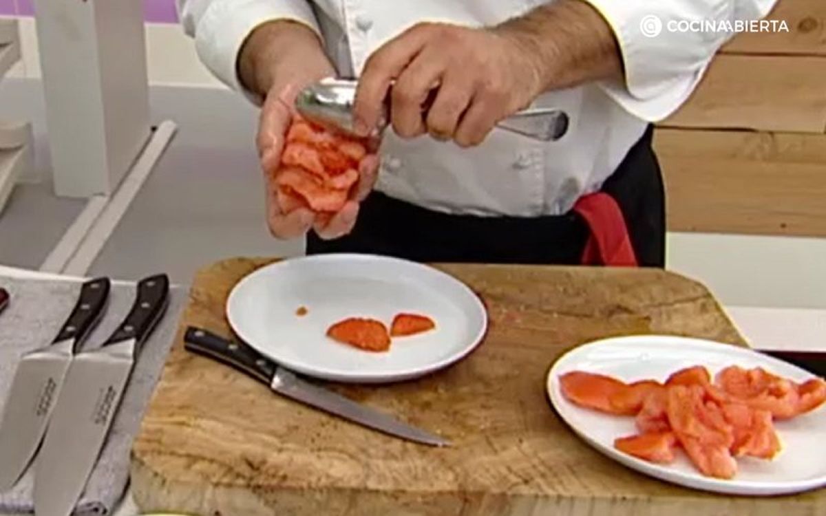 Saca las semillas del tomate como si fueran gajos