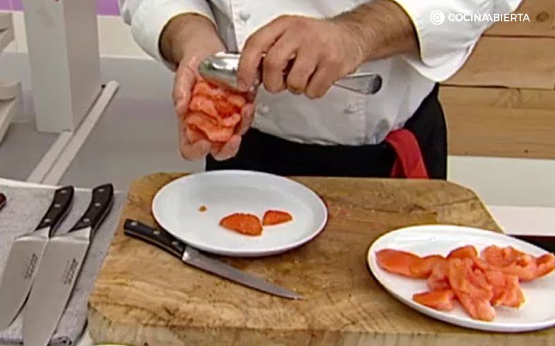 Saca las semillas del tomate como si fueran gajos