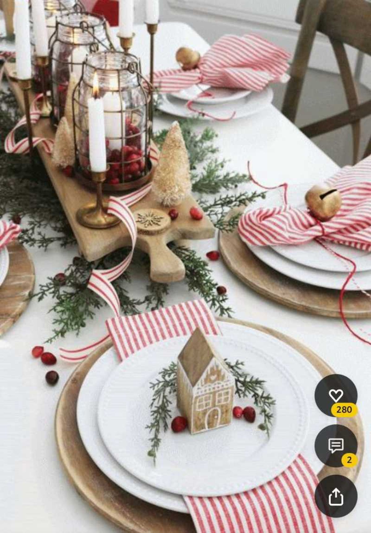 Mesa de Navidad en blanco, rojo y dorado con tabla de cortar de madera para decorar.