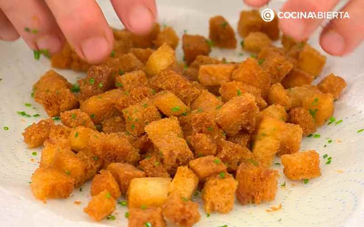 Mezcla los picatostes con cebollino