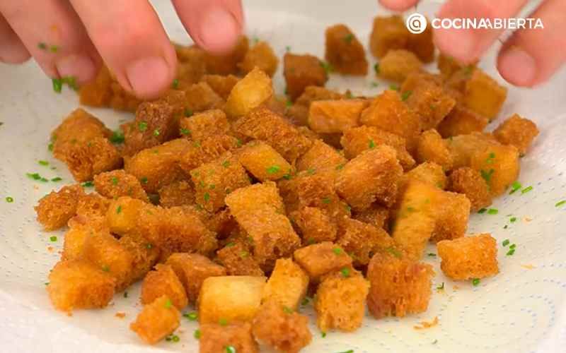 Mezcla los picatostes con cebollino