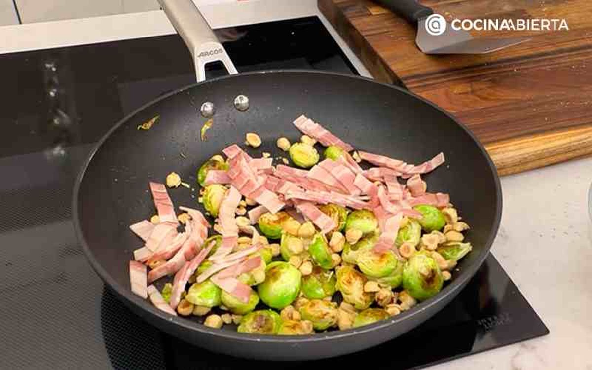 Saltea las coles de Bruselas con avellanas y beicon