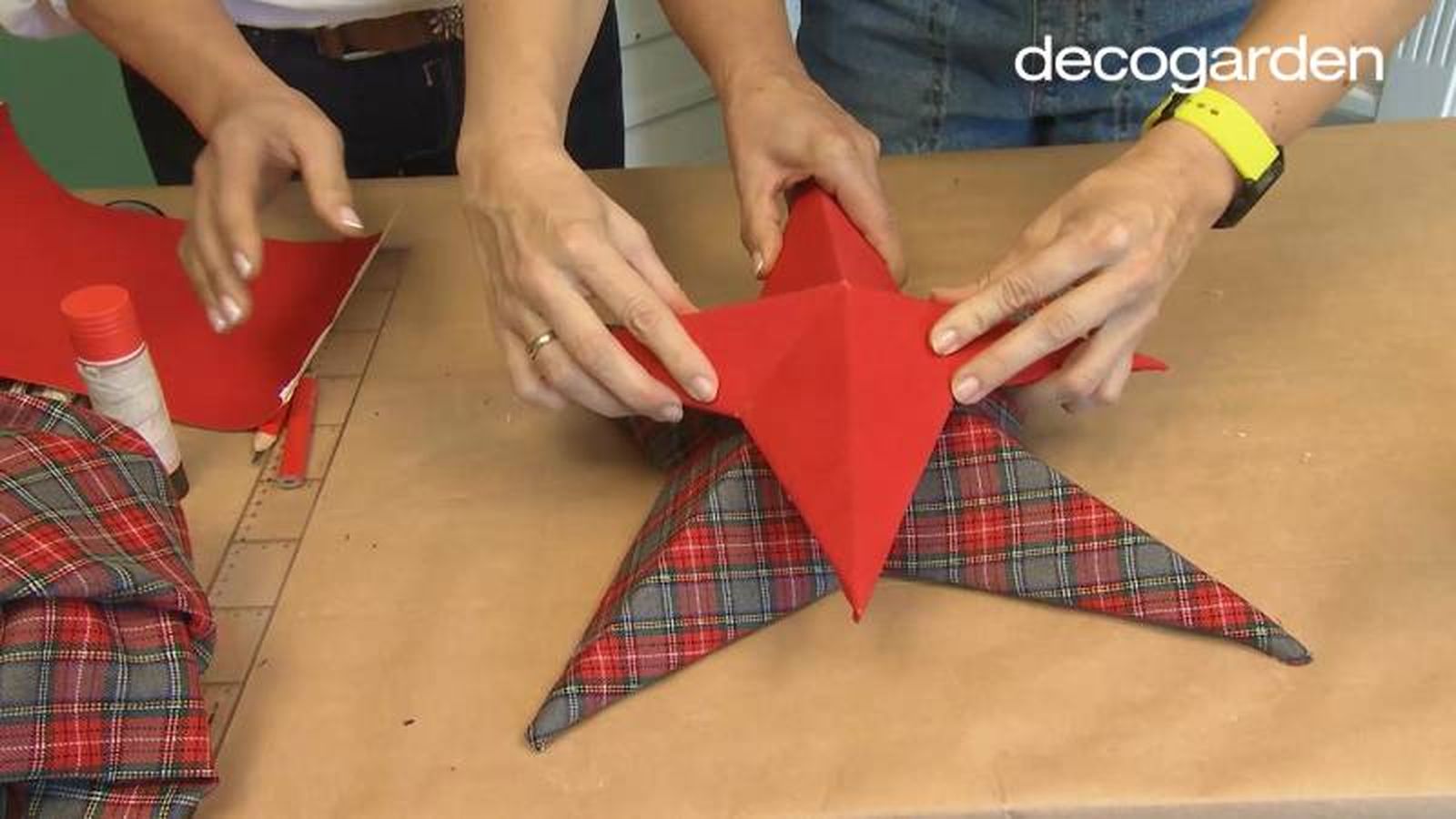 Manualidad navideña de estrellas de cartón, tela y papel adhesivo.