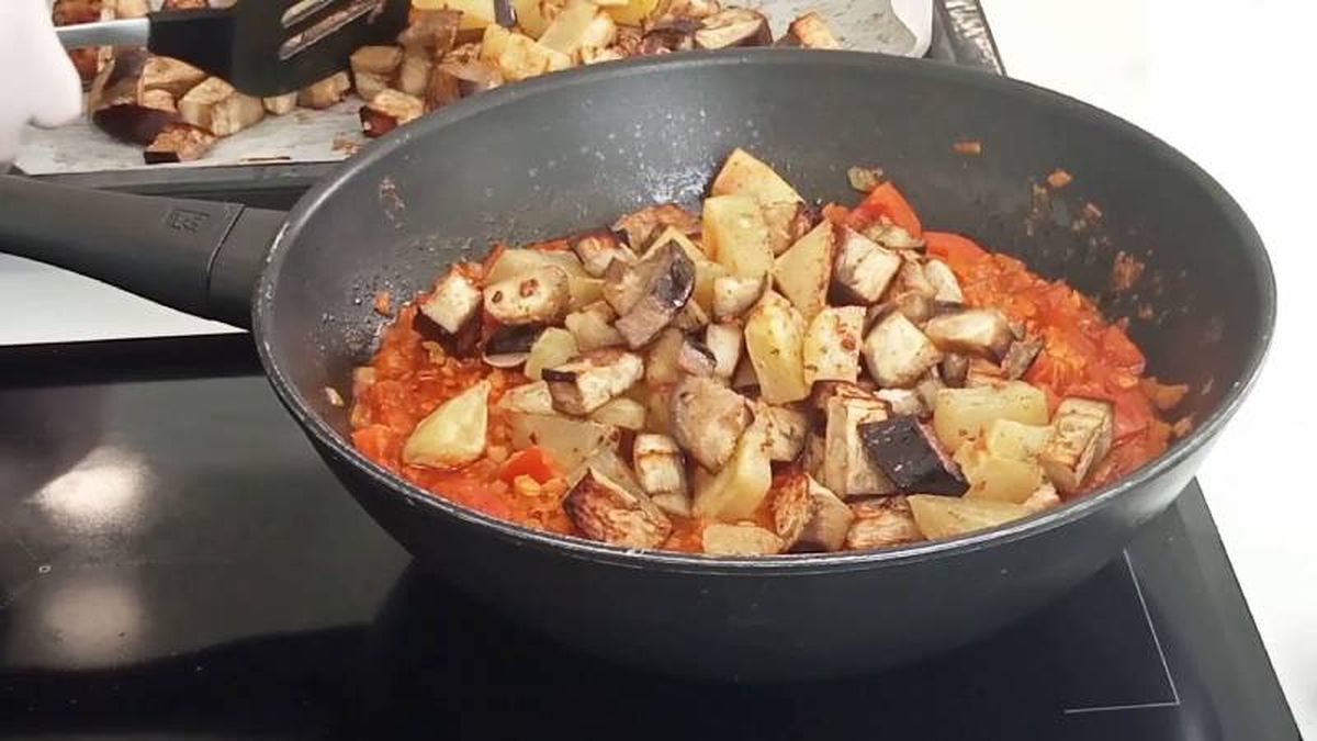 Añade las berenjenas y patatas a las lentejas