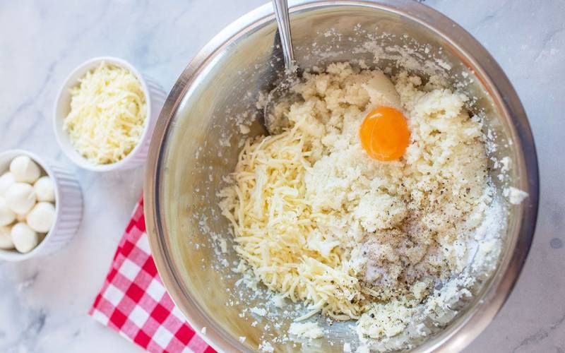El huevo y el queso rallado ejercen como aglutinantes de la masa