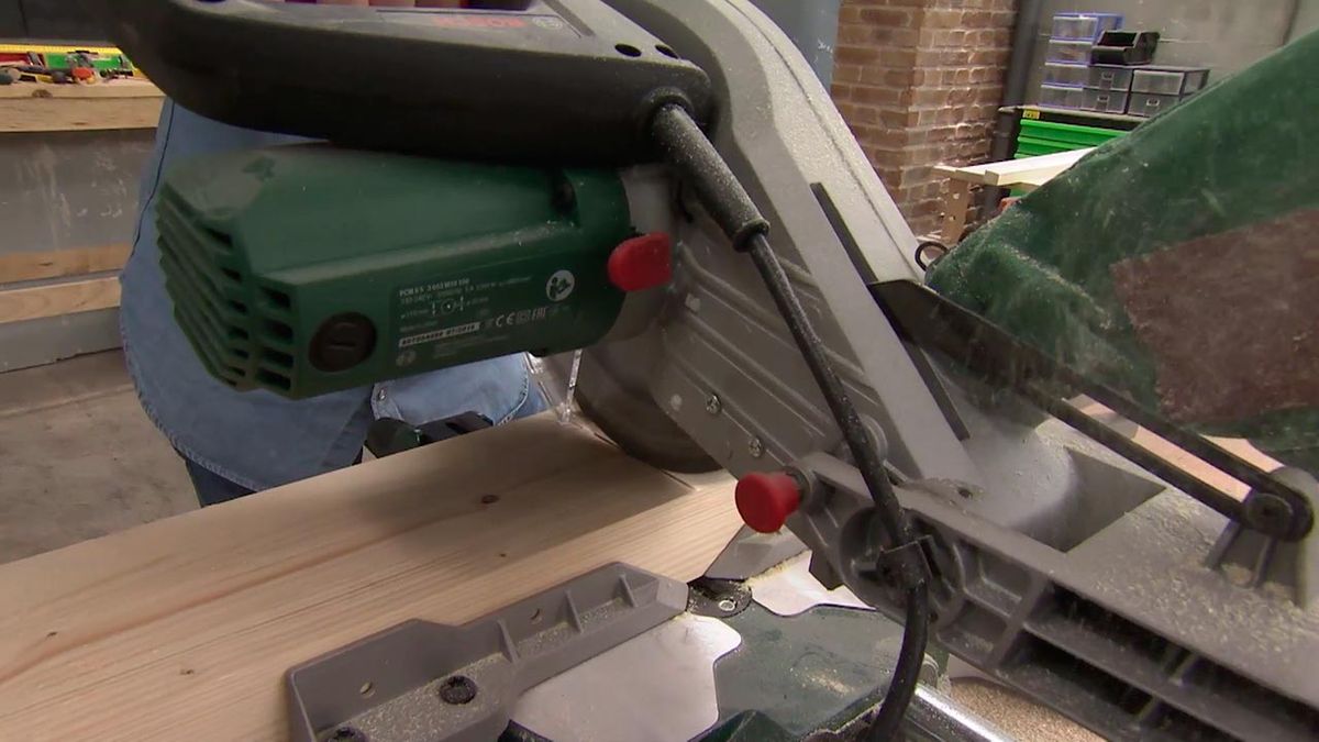 Como hacer un perchero de pie de madera paso 2