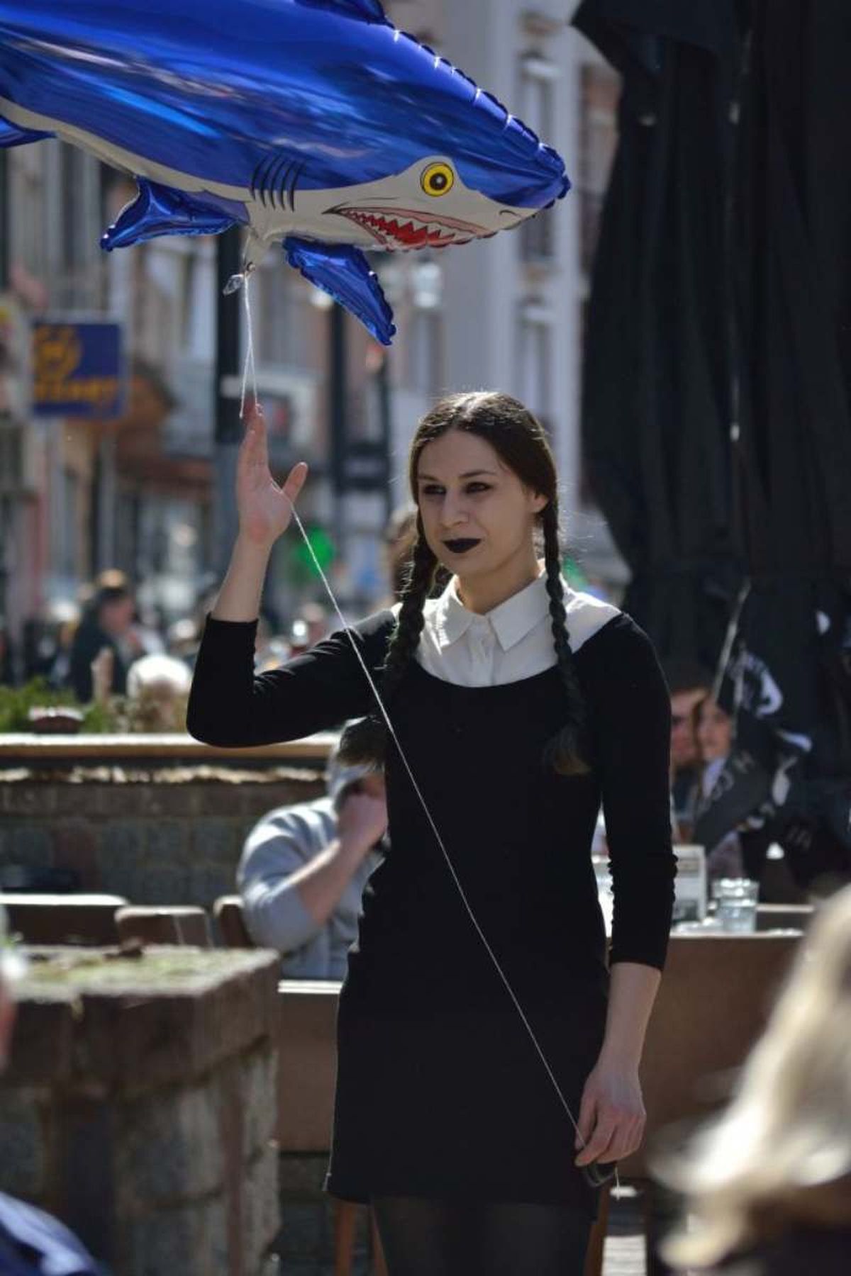 Puedes utilizar un vestido ajustado negro y una camisa blanca que tengas por casa