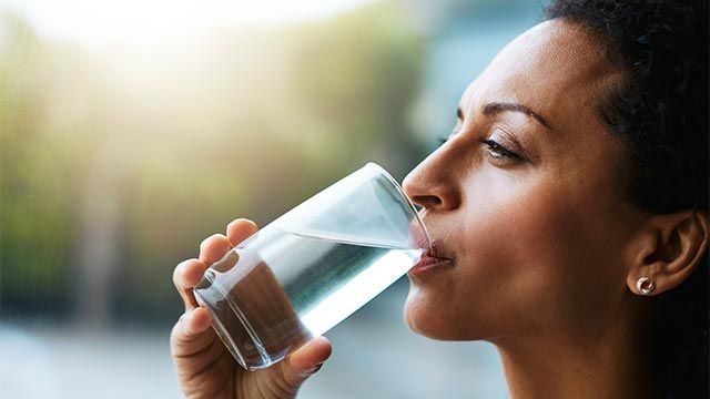 retencion de liquidos sintomas causas y alimentos para combatirla agua