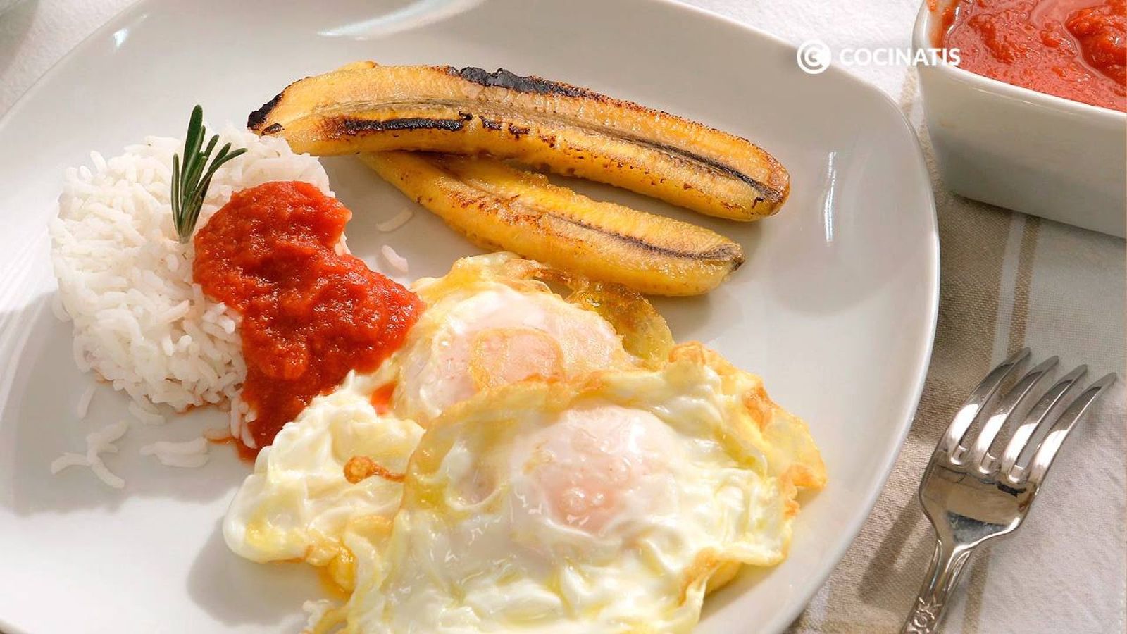 Sirve el arroz a la cubana