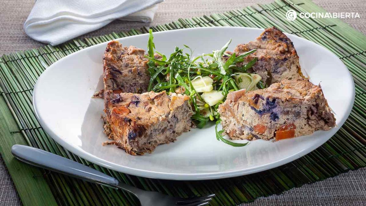 Quiche vegana con guarnición de ensalada