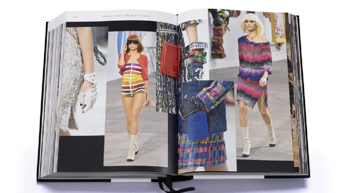 Interior del libro de moda 'Chanel Catwalk'
